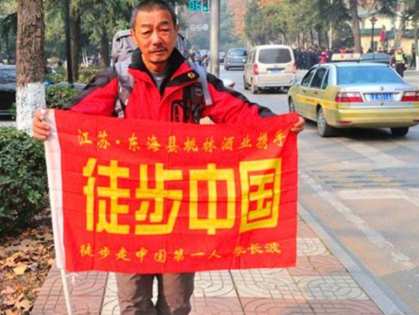 李長波45歲辭職，3年多從吉林徒步到海南，途中喜歡收集菸酒標誌