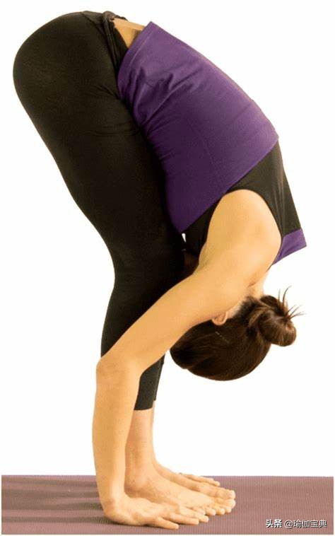 為什麼要伸拉整個背部?按照這5個步驟瑜伽站立前彎一定有進步 為什麼要伸拉整個背部?按照這5個步驟瑜伽站立前彎一定有進步