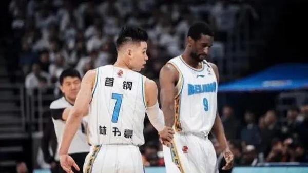 賽季報銷!被抬出場!他要因此退役了...... 賽季報銷!被抬出場!他要因此退役了......