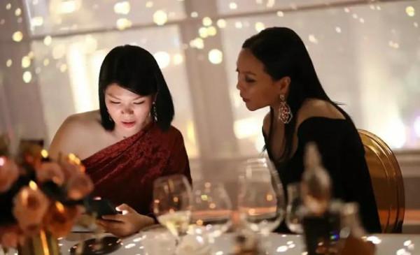 郭晶晶真是不簡單,玫瑰短衫穿出高貴感,同框超模呂燕也不輸氣質 郭晶晶真是不簡單,玫瑰短衫穿出高貴感,同框超模呂燕也不輸氣質