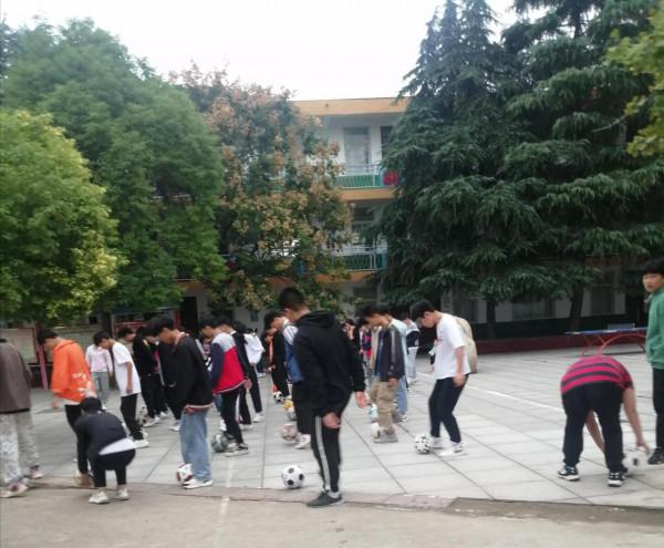 校園新氣象:<;<;咱們從早練足球>;>; 校園新氣象:<;<;咱們從早練足球>;>;