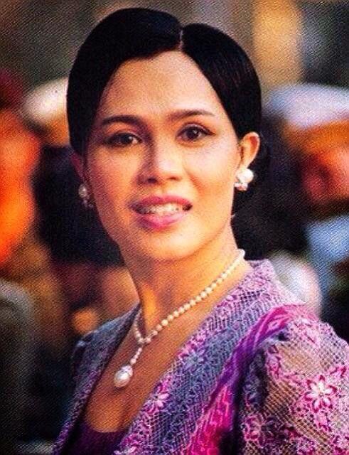 蘇提達王后優雅大方，愛用珍珠項鍊襯托氣質，分分鐘美過詩妮娜