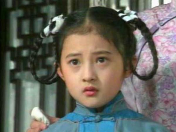 著名童星金銘：9歲爆紅成團寵、在巔峰時退圈，她都經歷了什麼？