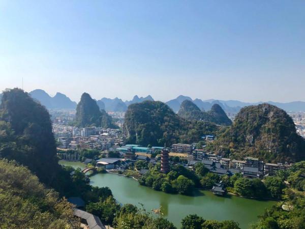 桂林山水甲天下，江畔明珠疊彩山