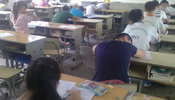 學生在考場睡覺，老師是否該叫醒，老師：“誰敢叫誰叫，我不敢”