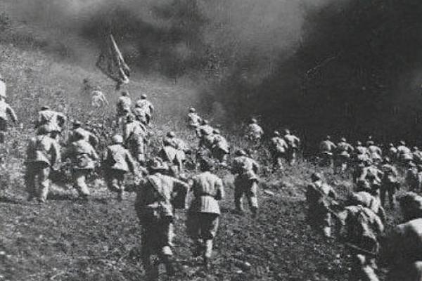 他立下赫赫戰功，回國後僅僅擔任副連長，主席得知親自提拔