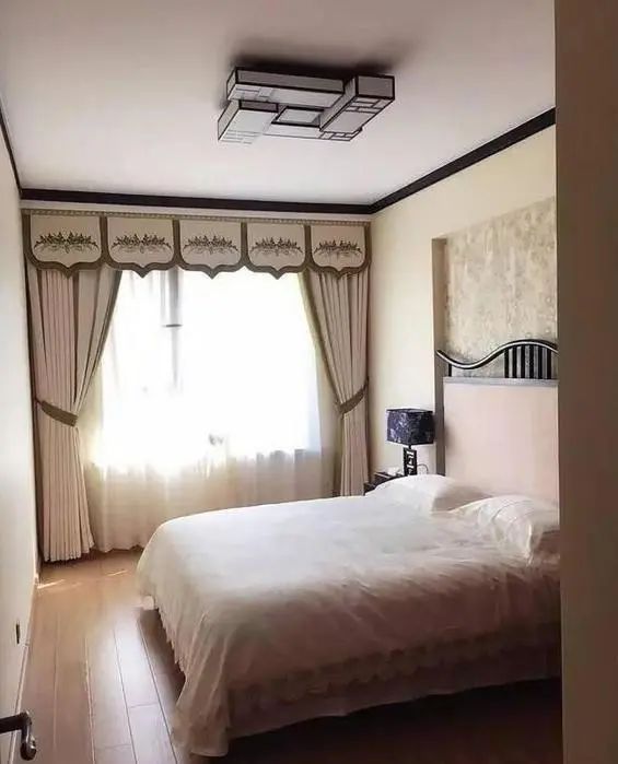 參觀朋友的新家，這新房算是毀了，裝得跟靈堂一樣，不信大家瞧