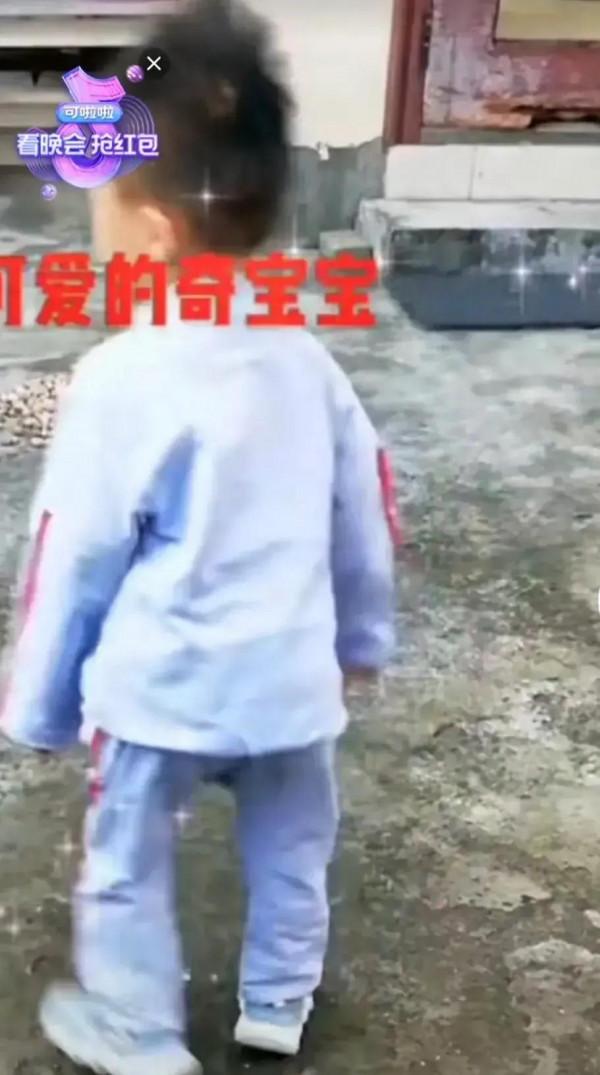 這個小孩看上去很乖，但卻很會思考