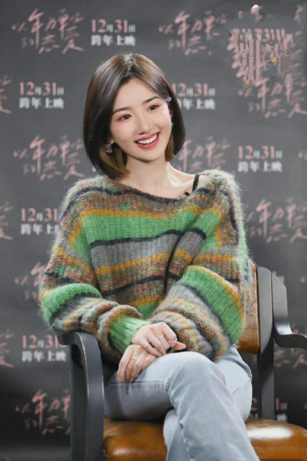 毛曉彤&OpenCurlyDoubleQuote;開春&rdquo;穿搭太美了，穿紅色襯衫裙甜美減齡，像大學生一樣