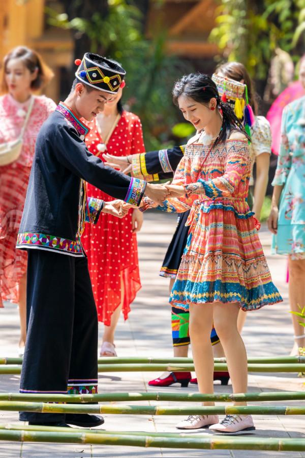 謝娜是真的會“裝嫩”，藍色印花裙搭配花朵耳環，一點不像39歲