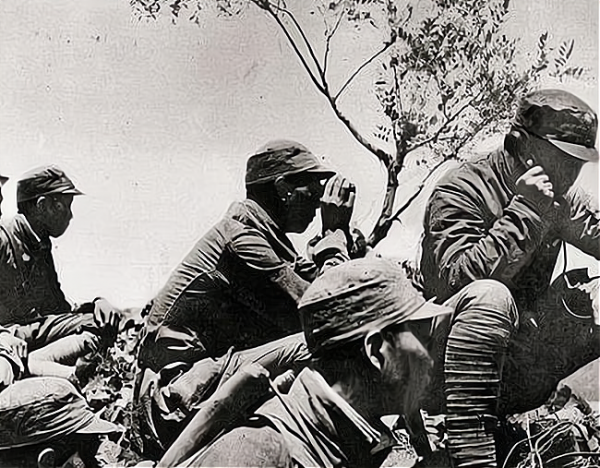 八路政委重傷倒地，漢奸發現他還活著，附耳說：別動，一會兒就走