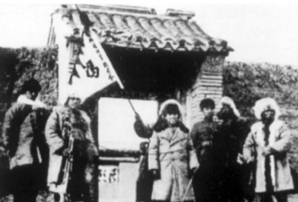 1931年，60歲的他率領全家57人抗日，滿門壯烈，勝利後僅剩3人