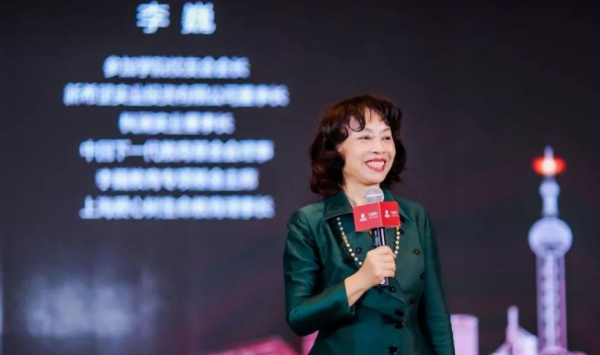 四川首富一年賺52億，妻子用2000萬賺上百億，給女兒開780萬年薪