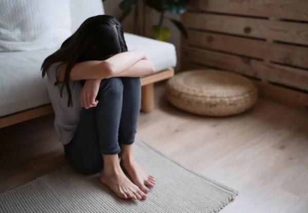 因母親過度溺愛，35歲女兒假裝癱瘓20年，最後竟“弄假成真”