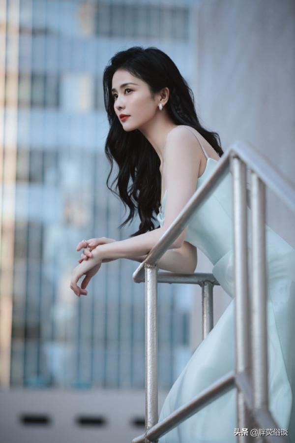 白鹿一身白色長裙搭配一頭飄逸的長髮，青春靚麗讓人心動