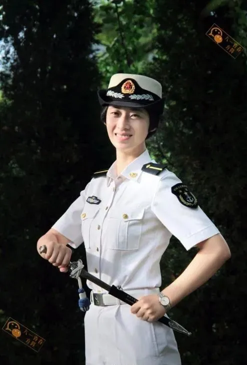 動真格！人手一把佩劍，帥炸背後有深意