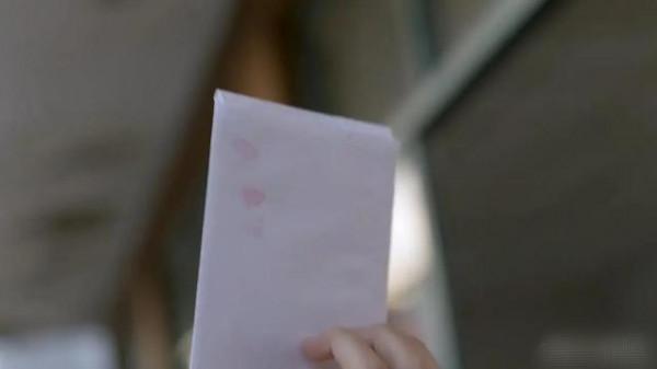 《誰是兇手》一點都不懸疑，兇手早就出現了，就在片頭的相框裡