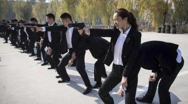 一把手槍為何不同人放的位置不同？保鏢放懷裡，警察卻跨腰間