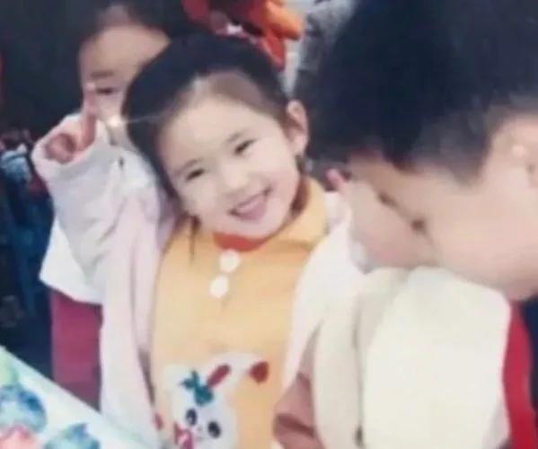 明星的小時候,趙露思完全就是迷你版,黃曉明真的不是哈利波特? 明星的小時候,趙露思完全就是迷你版,黃曉明真的不是哈利波特?