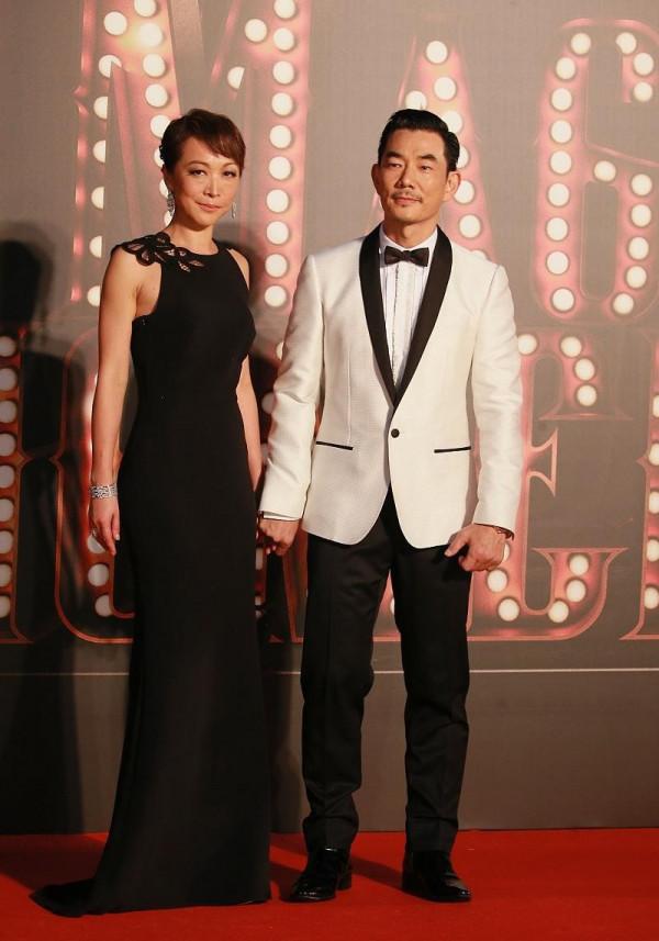 任賢齊老婆挺有氣場,穿黑裙顯出高挑身形,但是臉看著有點僵 任賢齊老婆挺有氣場,穿黑裙顯出高挑身形,但是臉看著有點僵