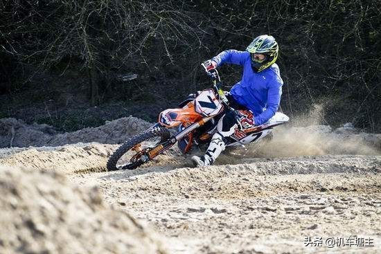 在越野路面騎行時，騎手應該注意哪些技巧？