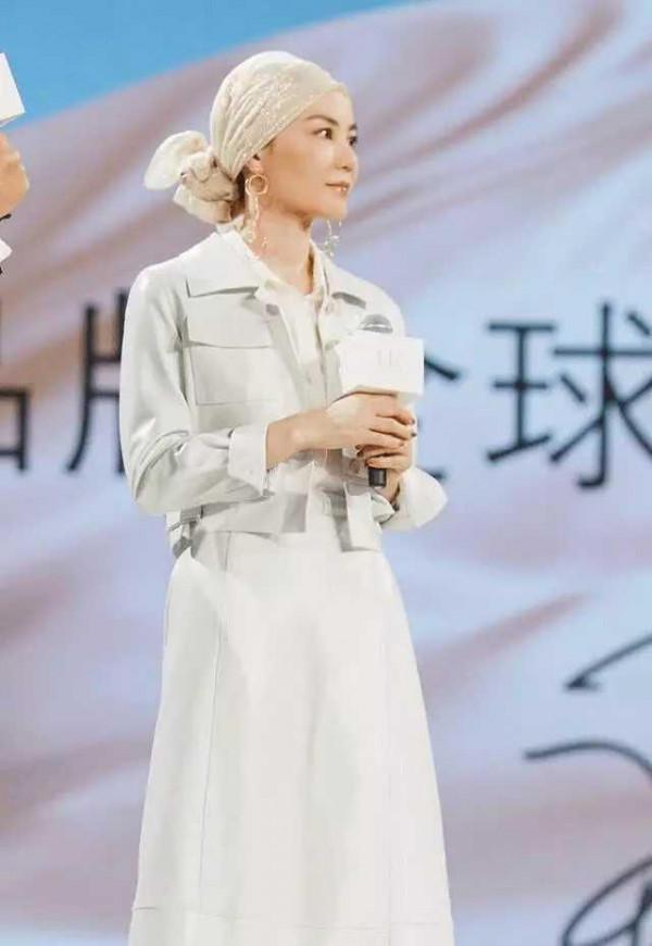 52歲王菲嘗試新造型：白色頭巾包裹整個頭部，冷眼一看像個老太太