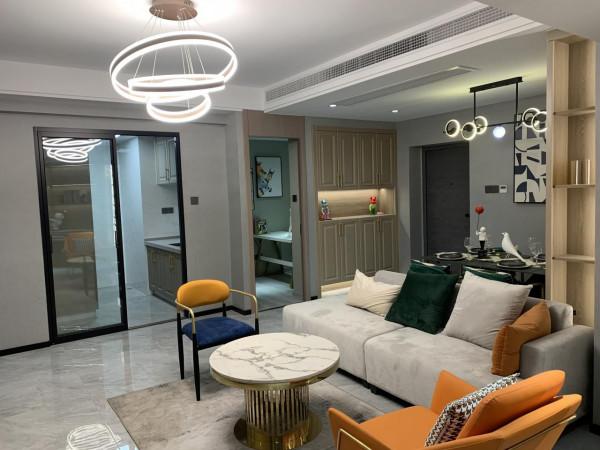 86㎡輕奢風：入牆式的衣櫃將有限的空間達到最大化的利用