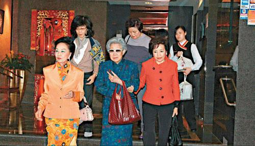 名媛陸雁群去世，曾為出席TVB盛裝打扮：穿百萬旗袍，戴上億寶石