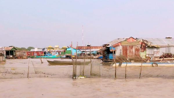 面積有4個新加坡大的淡水湖上，生存著70萬人，沒有國籍常被驅趕