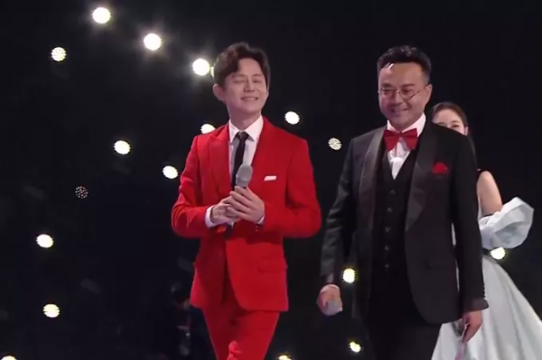 湖南臺新主持跨年亮相即翻車，找不到鏡頭不會接話，何炅都帶不動