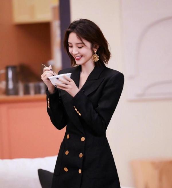 唐藝昕身材那麼好還不忘健身，優秀的人永遠都還在努力