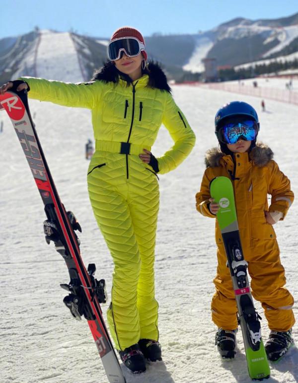 章子怡帶醒寶滑雪，一身熒光綠修身滑雪服時尚顯眼，網友：太美了