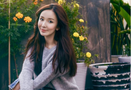 女明星喝酒有多猛？李冰冰90秒乾掉一瓶白酒，劉嘉玲把酒當水喝