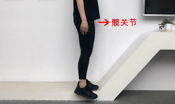 上下樓梯膝蓋痛？這樣簡單「甩甩腿」，緩解疼痛、強健膝蓋