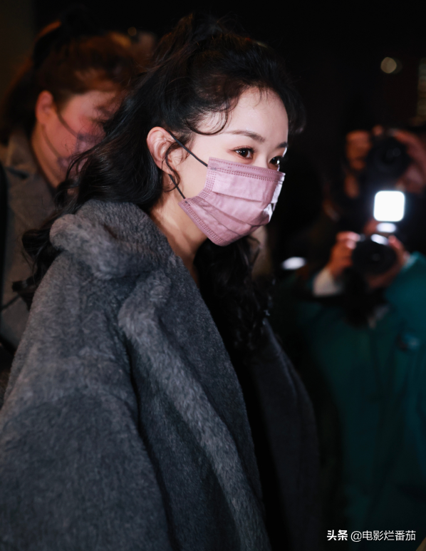 春晚四次聯排：趙麗穎一笑迷人，張小斐美目顧盼，朱一龍走路生風