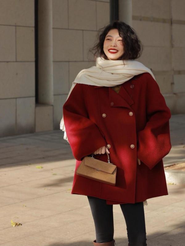 聖誕節“穿紅不穿綠”，這5款外套正受寵，輕鬆穿出時髦好氣質