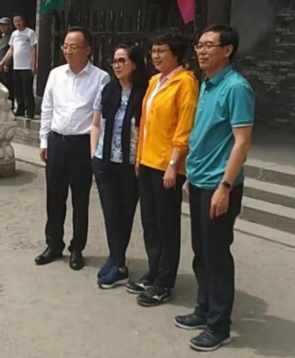 成龍妻子林鳳嬌近照，穿西裝短褲秀美腿，面板白嫩不像66歲