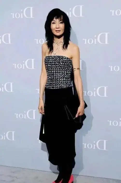 張曼玉這氣質真讓人服氣，穿皮衣配連衣裙好高階，老了依舊驚豔