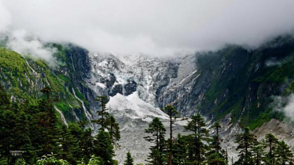 海螺溝，低海拔的冰川王國，一到冬天，就成了一個銀裝素裹的世界