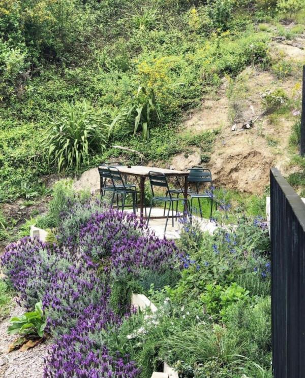 紐西蘭一個太太的山谷之家，簡單寧靜，在山上養女兒，惹人羨慕