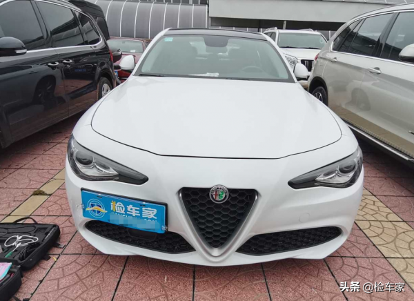 開了4年的阿爾法羅密歐朱麗葉要價19萬，買家砍價3萬！賣家：成交