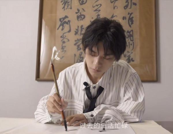 易烊千璽主演票房破100億，首位00後百億影人，其書法成傳閱焦點