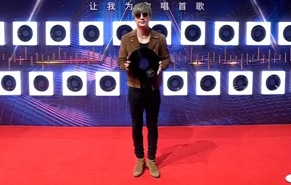 又見紅毯魔鬼打光！明星一臉坑窪，粉底又厚又白好像戴了面具