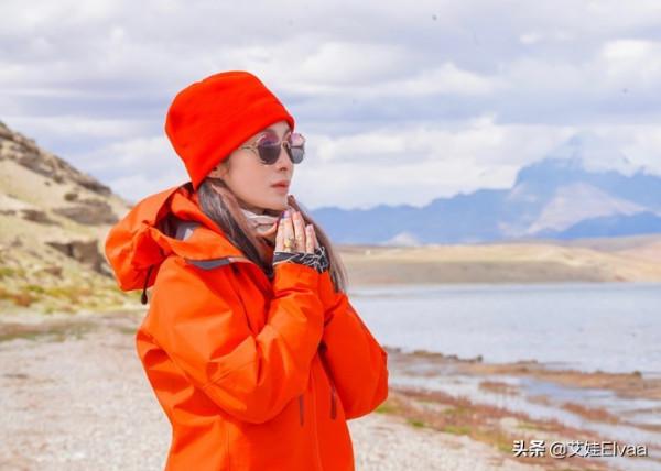 張敏罕見曬生活近照，穿連帽夾克戴小紅帽，53歲骨感過頭像小老太