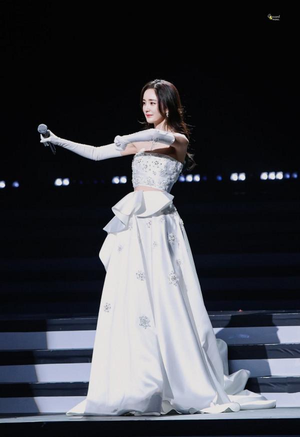 楊冪今晚造型封神！穿露腰裙成視聽盛典大贏家，同框熱巴都沒輸