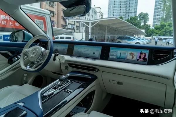 嵐圖FREE的首創一體升降三聯屏表現如何？