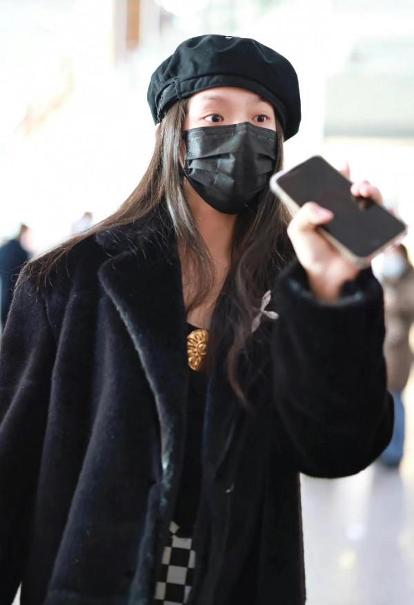 林允私服，頭戴貝雷帽，身穿貂皮短大衣，低調耐看