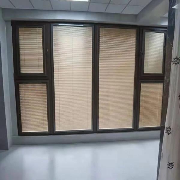 被玻璃包裹著的現代山景住宅，單玻磁控百葉窗能為其錦上添花