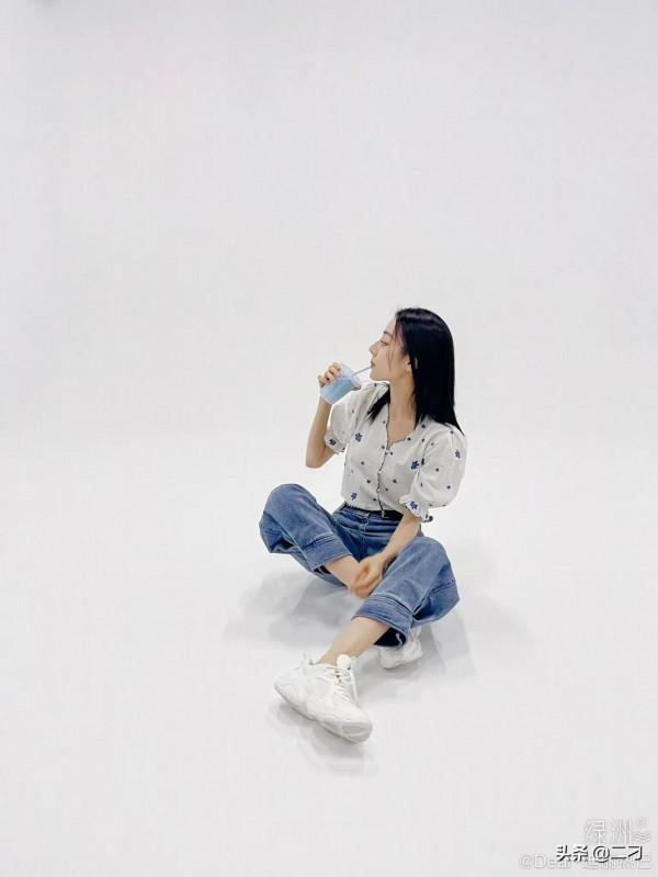 迪麗熱巴 喝下手中這杯“藍天”