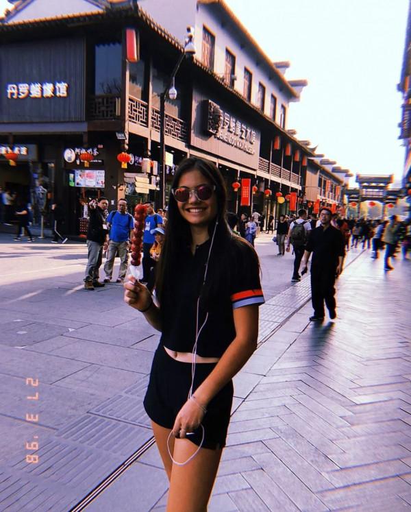 時尚圈和英王室寵愛的18歲華裔女孩，東北話說得好溜